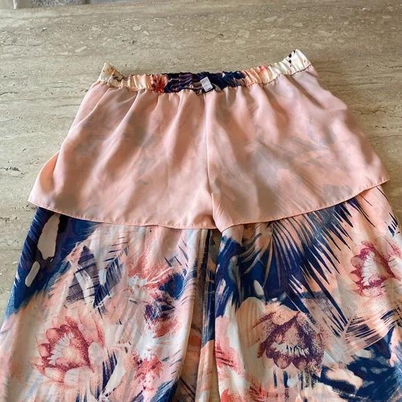 NWOT Guess, wide leg pants, like new condition, measurements and photos below. - Picture 10 of 10